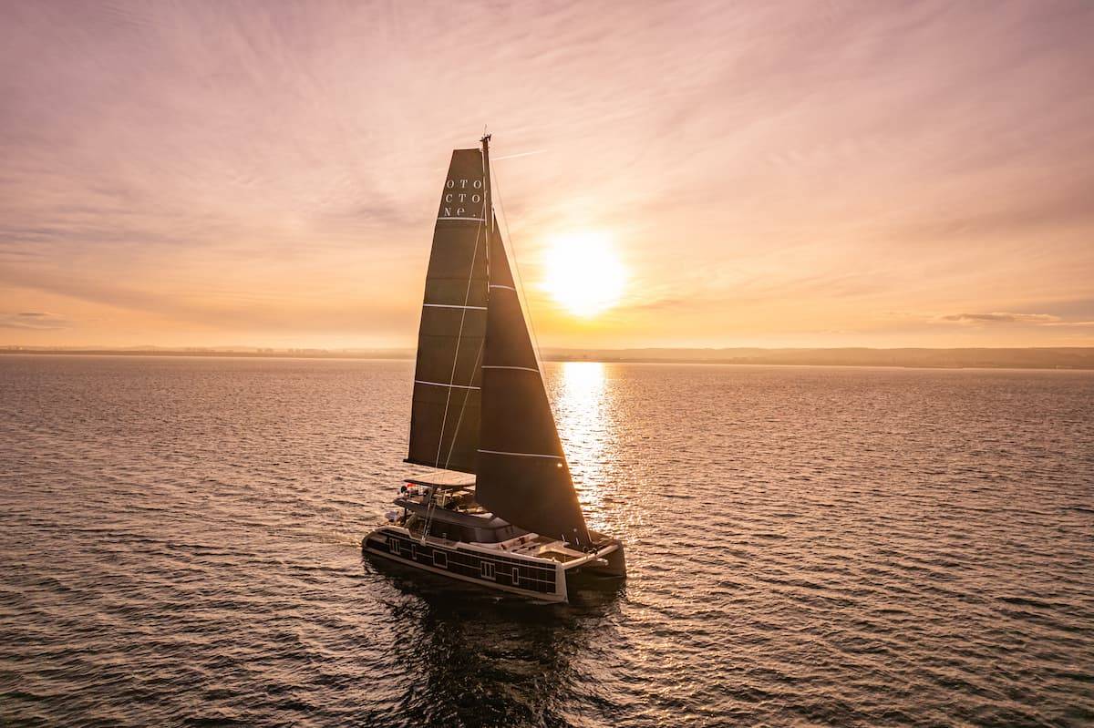 otoctone-catamaran-corse-coucher-du-soleil