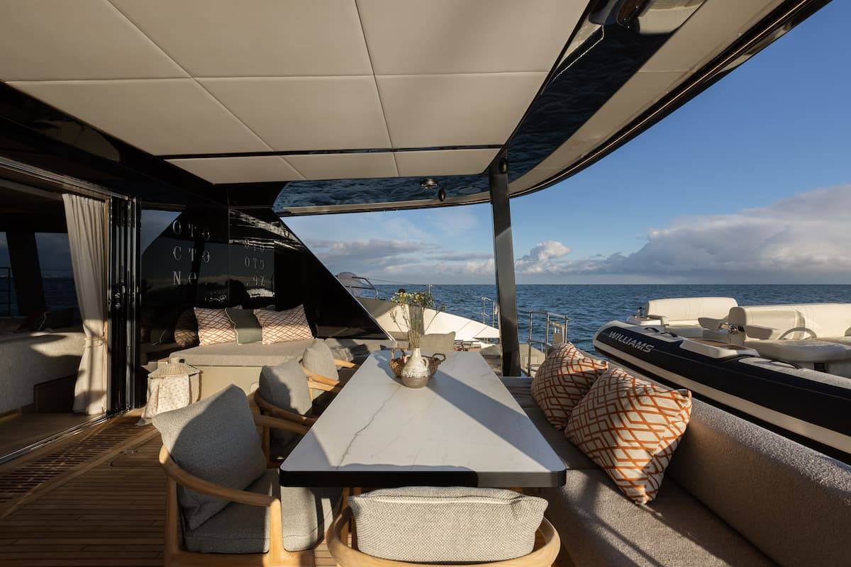 otoctone-catamaran-corse-espace-repas