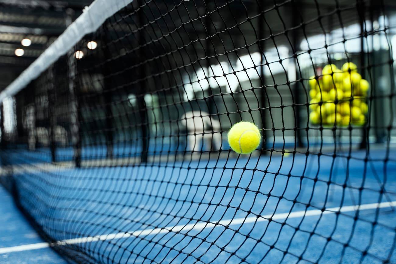 Paddle tennis ball hitting net%20(1) - Attribut alt par défaut.