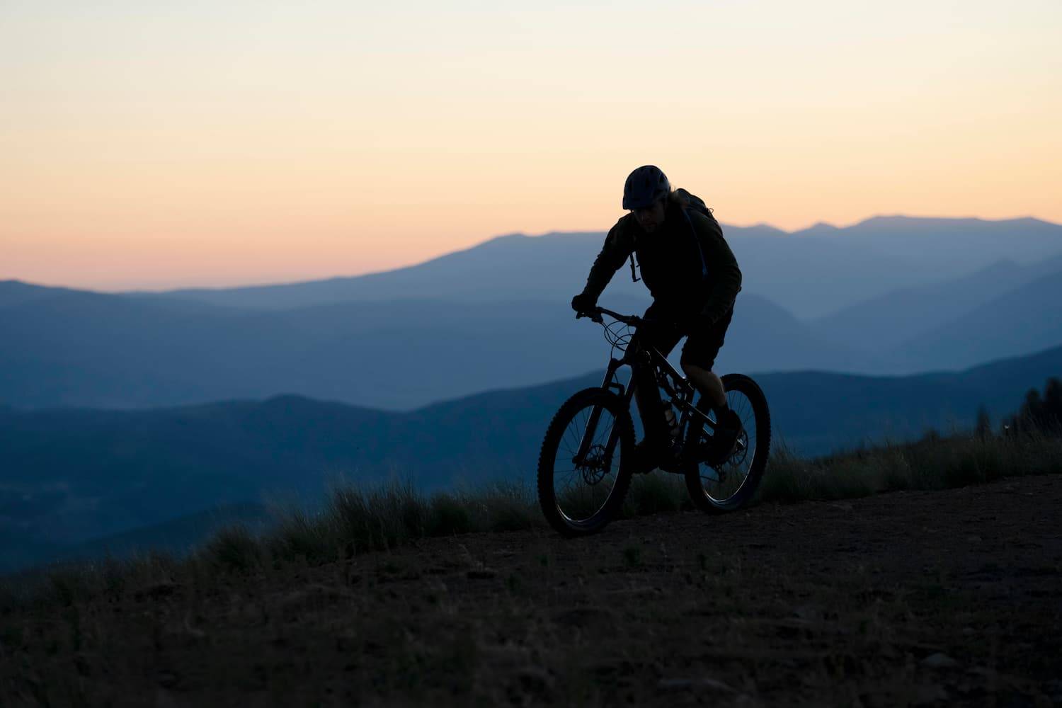 Young adult using electric bike country side%20(1) - Attribut alt par défaut.